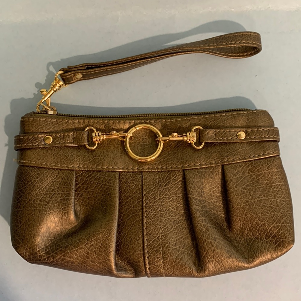 Wristlet with detachable handle